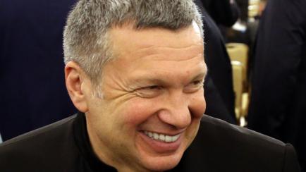 El presentador su de televisión Vladimir Solovyov sonriente en un acto del Kremlin.