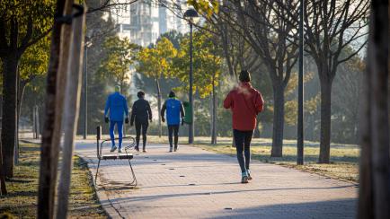 Varias personas paseando y haciendo ejercicio en Logroño.