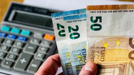 Billetes de euros y calculadora, la combinación del ahorro.