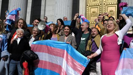 Irene Montero junto a Carla Antonelli y Boti García celebrando la aprobación de la Ley Trans.