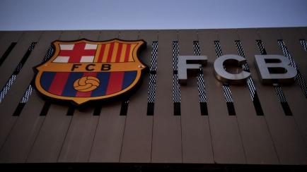 Escudo del FC Barcelona en una de las fachadas dle Camp Nou