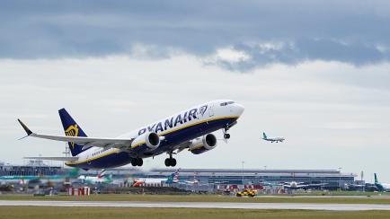 Un avión de Ryanair despega en el aeropuerto de Dublín.