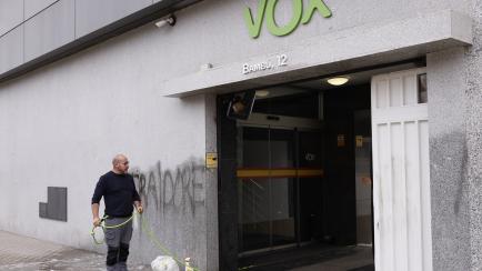 La fachada de la sede nacional de Vox ha amanecido este lunes con pintadas ofensivas contra los dirigentes del partido tras las insinuaciones sobre la financiación y el funcionamiento de la formación hechas en una entrevista por la exdiputada de la formación Macarena Olona.