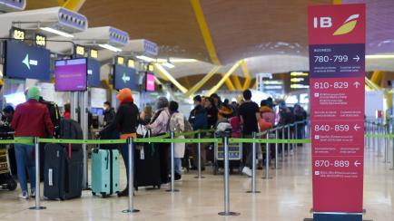 Varias personas hacen cola en el Aeropuerto Madrid-Barajas Adolfo Suárez