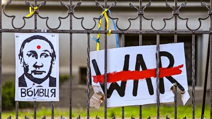 Ilustración de Putin como protesta por la invasión en Ucrania cerca de la embajada rusa en Riga, Letonia.