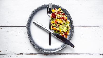 Un plato de comida simulando un reloj como imagen del ayuno intermitente.