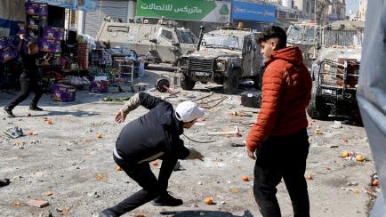 Palestinos responden a pedradas a una redada israelí en la Cisjordania ocupada.