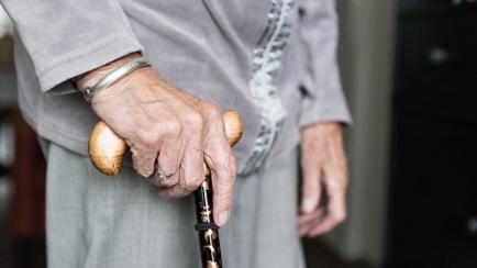 Una persona de avanzada edad con un bastón