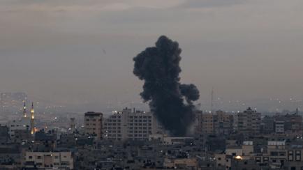 El humo se eleva desde un edificio en Gaza después del bombardeo
