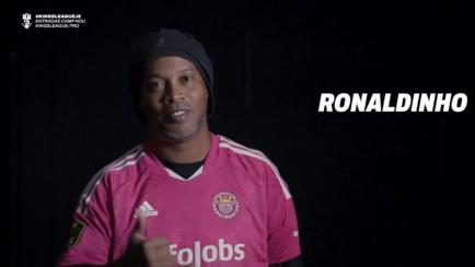 Ronaldinho con la camiseta de Porcinos