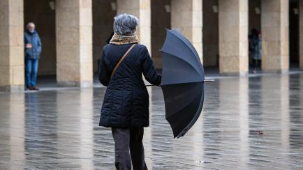 Una mujer con un paraguas en Logroño.