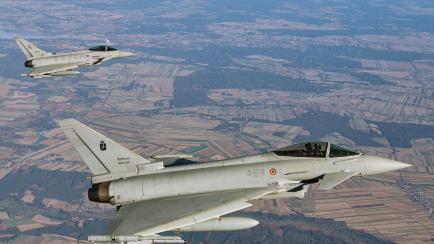 Dos cazas Eurofighter realizando un ejercicio de la OTAN en Polonia, en diciembre de 2022.