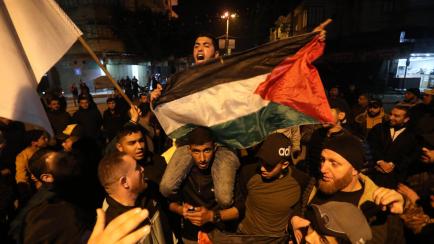 Ciudadanos palestinos protestan en Nablus contra la violación de los pactos