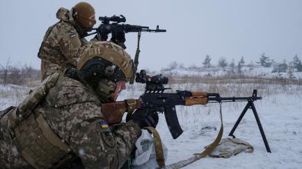 Soldados ucranianos realizando prácticas de tiro en Siversk, en el frente de Donetsk.