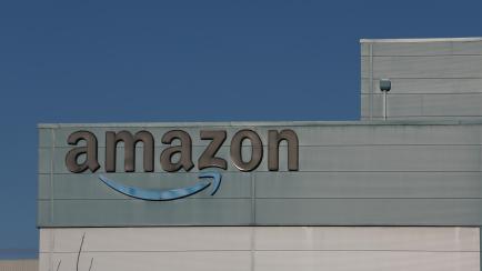 Logo de la compañía Amazon, sobre un edificio.