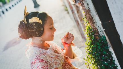Una niña pequeña vestida de fallera, en una imagen de archivo.
