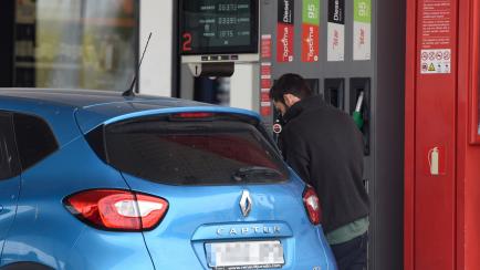 Un hombre echa gasolina a su coche en una estación de servicio, en Madrid.