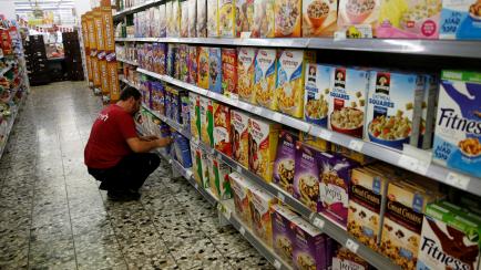 Imagen de archivo de un empleado de un supermercado en Jerusalén, en 2016.