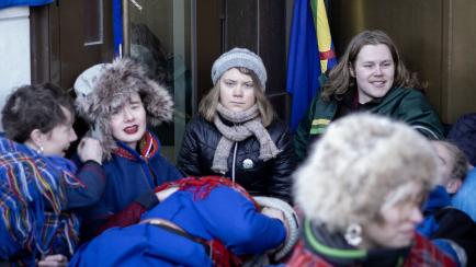 Varios activistas climáticos, entre ellos Greta Thunberg, durante las protestas contra  en varios ministerios noruegos.
