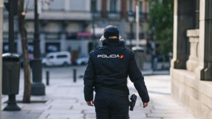 Una agente de la Policía Nacional patrulla una calle en España.