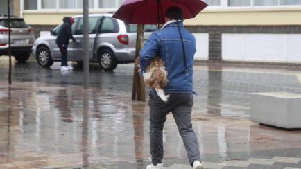 Un hombre bajo la lluvia en Mallorca.