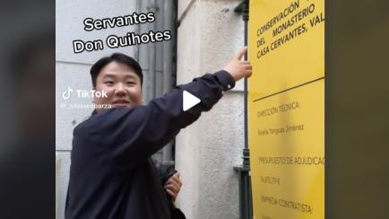 Namjum descubriendo la Casa de Cervantes de Valladolid.