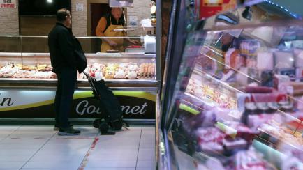 Un hombre hace la compra en un supermercado en España