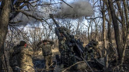 Militares ucranianos disparan un cañón de artillería apuntando a posiciones rusas en la línea del frente cerca de Bajmut.