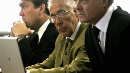 El anestesista Juan Maeso, en el centro, acompañado de sus abogados durante el juicio.