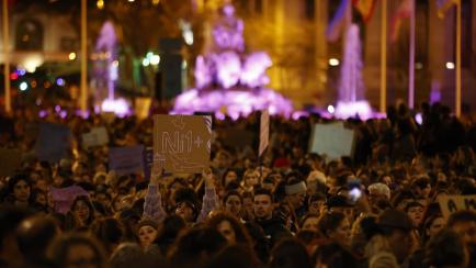 Manifestación principal por el 8M en Madrid a su paso por Cibeles