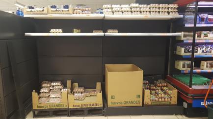 Foto de archivo de un estante de huevos en un supermercado español.