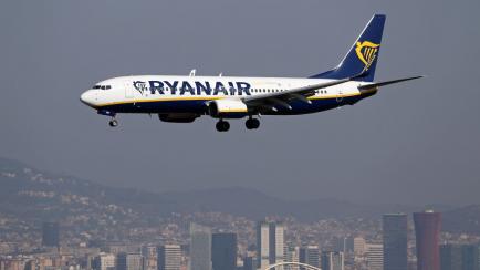 Avión de Ryanair en el aire