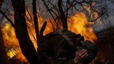 Soldados ucranianos en la línea del frente en las afueras de Soledar, Ucrania.