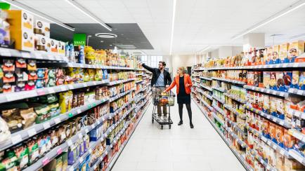 Una pareja hace la compra en un supermercado
