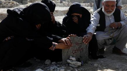 Un grupo de familiares llora ante la tumba de una mujer muerta en un ataque suicida en Dasht-e-Barchi, al oeste de Kabul, el pasado octubre.