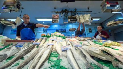Un puesto de venta de pescado en un mercado de Madrid en diciembre de 2022.