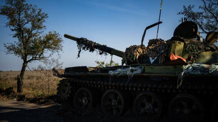 Un tanque ruso T-62 abandonado al sur de la aldea de Novovorontsovka, en el sur de Ucrania.