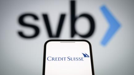 El logotipo de  Credit Suisse, al lado del de Silicon Valley Bank.