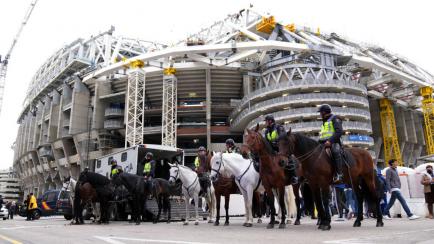 Policías a caballo vigilan los exteriores del Santiago Bernabéu