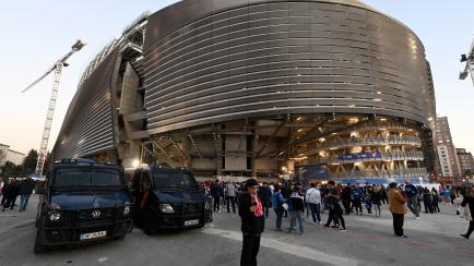 Los exteriores del Santiago Bernabéu antes del partido contra el Liverpool.