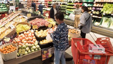 Imagen de archivo de unos consumidores haciendo la compra en Eroski.