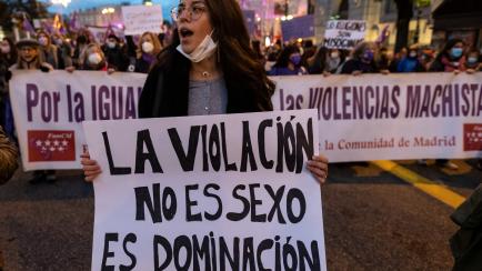 Una mujer se manifiesta en el 25-N de 2021, con una pancarta contra la violación.