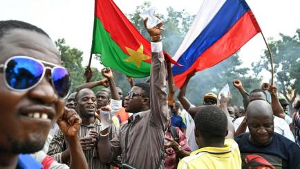 Protesta en Burkina Faso en la que se puede ver la bandera nacional y la de Rusia.