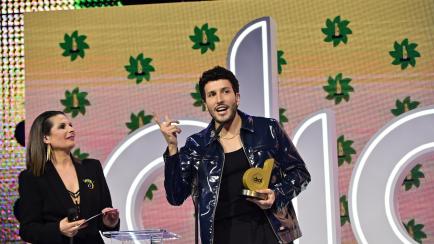 Sebastian Yatra recogiendo su premio Dial.