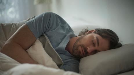 Un experto en descanso destapa el repugnante motivo detrás de las almohadas amarillas: "Sobre todo los hombres"