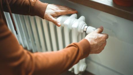 Pega una patada a la factura de la luz con el truco de la botella de agua junto al radiador