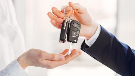 Guía completa para vender tu coche en España: contrato, traspaso y cargas administrativas