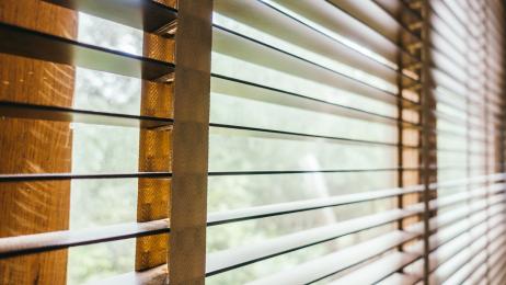 No es solo decoración: así es como las persianas de madera pueden cambiar tu casa