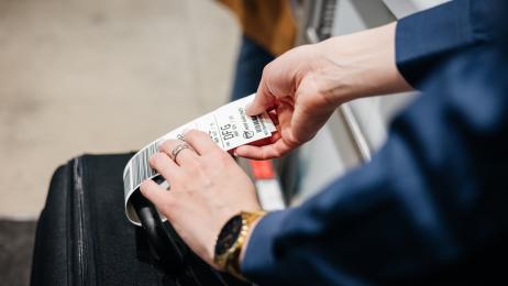 Los españoles recurren a esta señal para reconocer su maleta en un vuelo y los expertos avisan del grave peligro inesperado