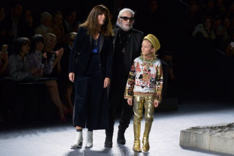 Foto: Desfile Chanel de alta-costura: vestido com aplicação de flores é  tendência - Purepeople